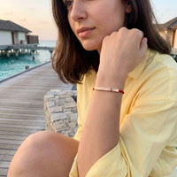 Thumbnail for Bracelet cordon rouge — photo portée en escapade, or rose | SKU: lamour-rg