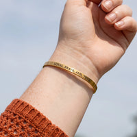 Thumbnail for Bracelet gravé — gros plan sur les détails, or | SKU: lbat-g