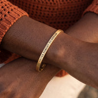 Thumbnail for Bracelet jonc gravé — gros plan sur les détails, or | SKU: nftd-g