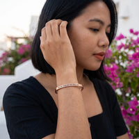 Thumbnail for Bracelet jonc gravé — photo portée, geste du quotidien, or rose | SKU: nftd-rg