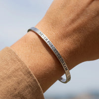 Thumbnail for Bracelet jonc gravé — gros plan sur les détails, argent | SKU: nftd-wg