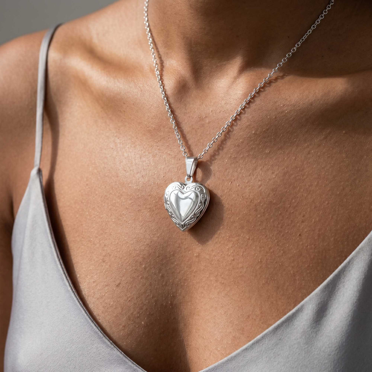 Collier Médaillon Coeur à Volutes
