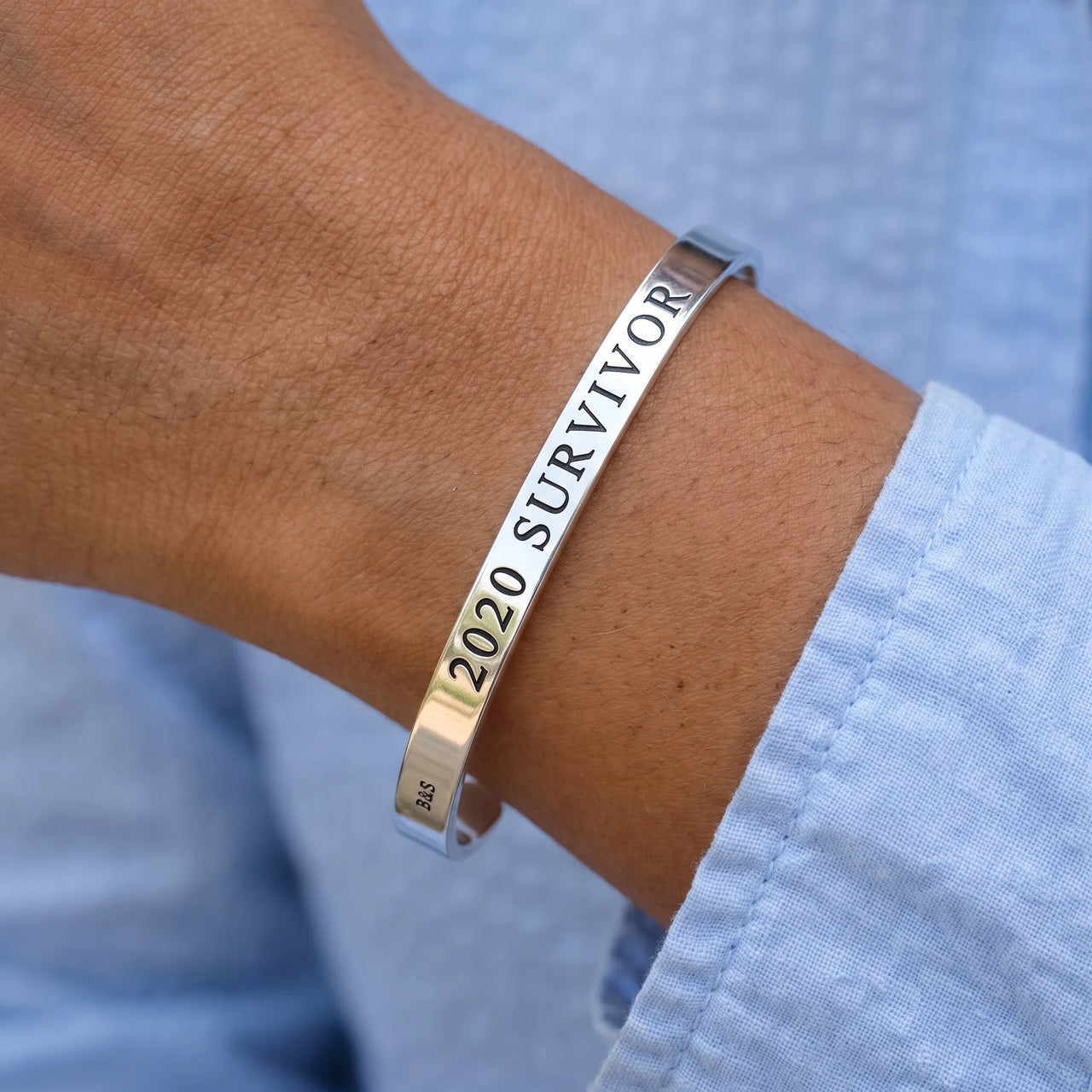 Bracelet jonc ouvert — gros plan sur les détails, argent | SKU: 2020s-wg