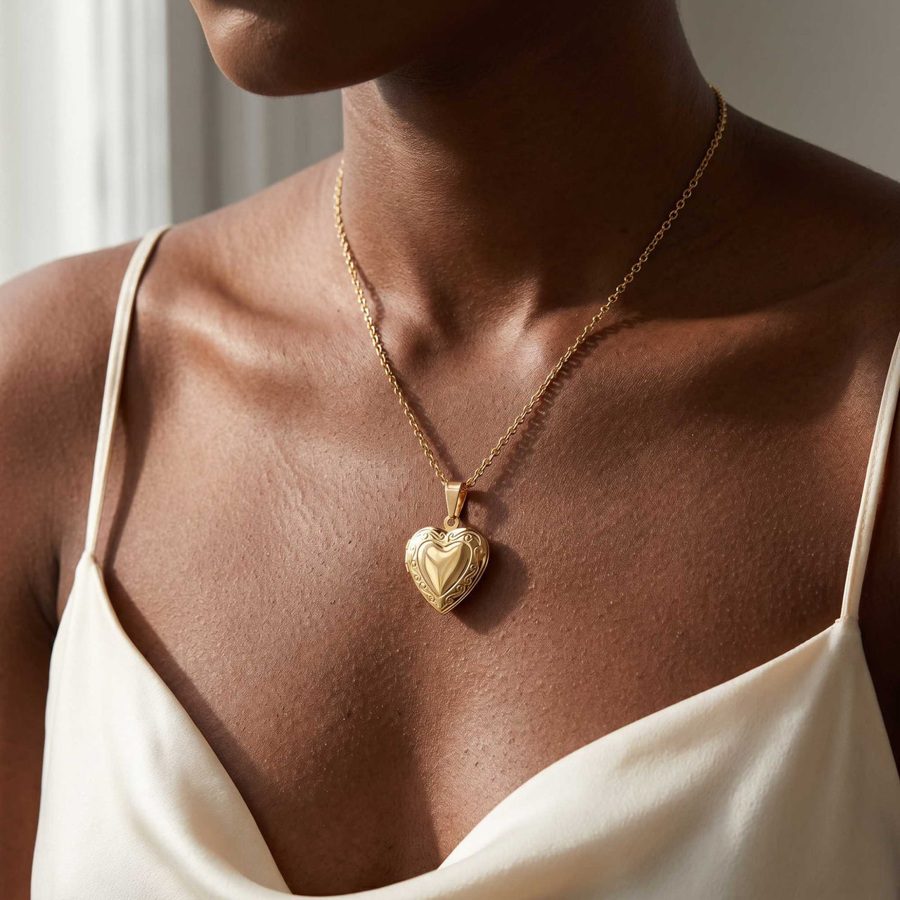 Collier Médaillon Coeur à Volutes