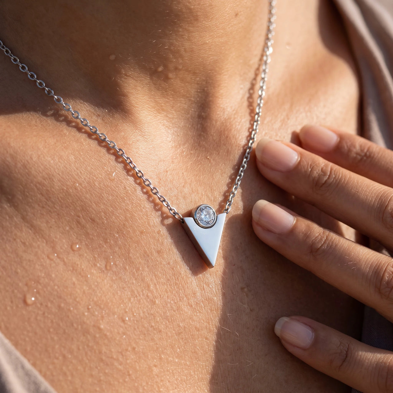 Pendentif triangle — gros plan sur les détails, argent | SKU: 18048714-rhodium-plated