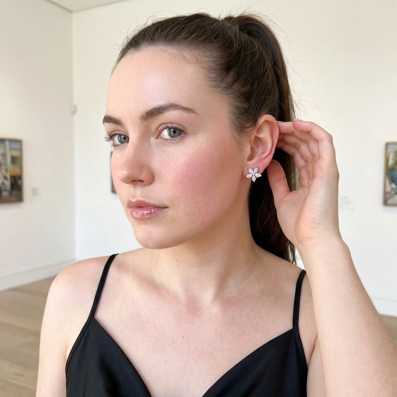 Boucles d'oreilles fleur — photo portée, geste du quotidien, argent | SKU: 419620-silver