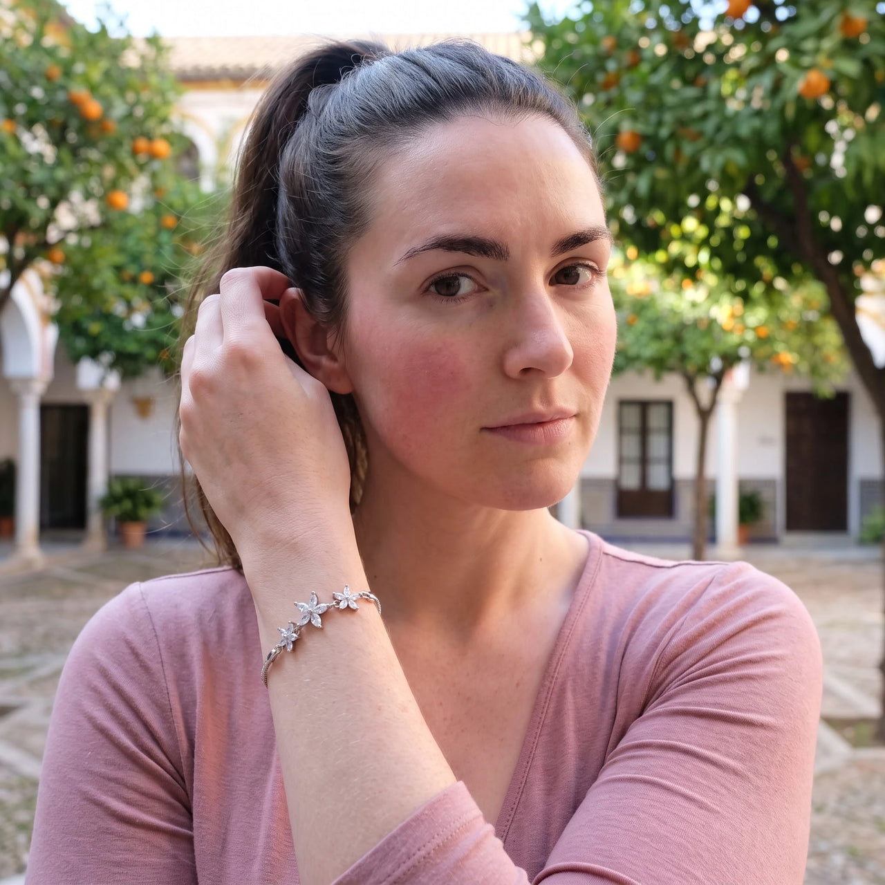 Bracelet fleur — photo portée, geste du quotidien, argent | SKU: 422177-white-gold-XS-S