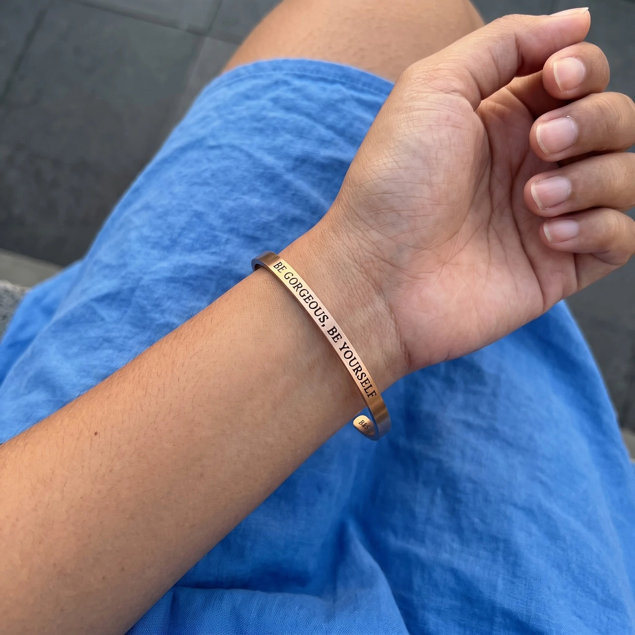 Bracelet gravé — photo portée, taille réelle, or rose | SKU: bgby-rg