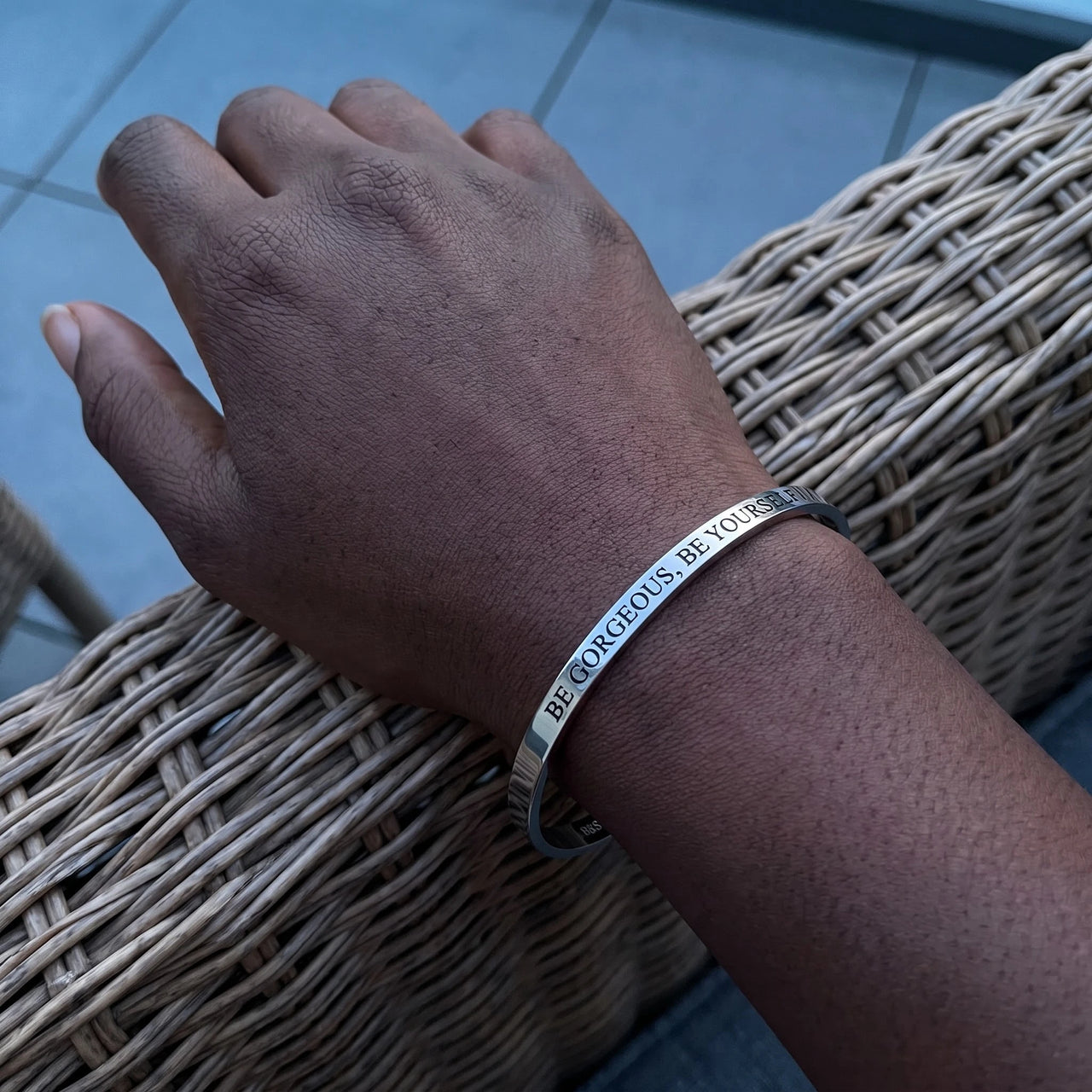 Bracelet confiance en soi — photo portée, taille réelle, argent | SKU: bgby-wg