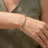 Thumbnail for Bracelet message — gros plan sur les détails, or | SKU: btuvoy-g