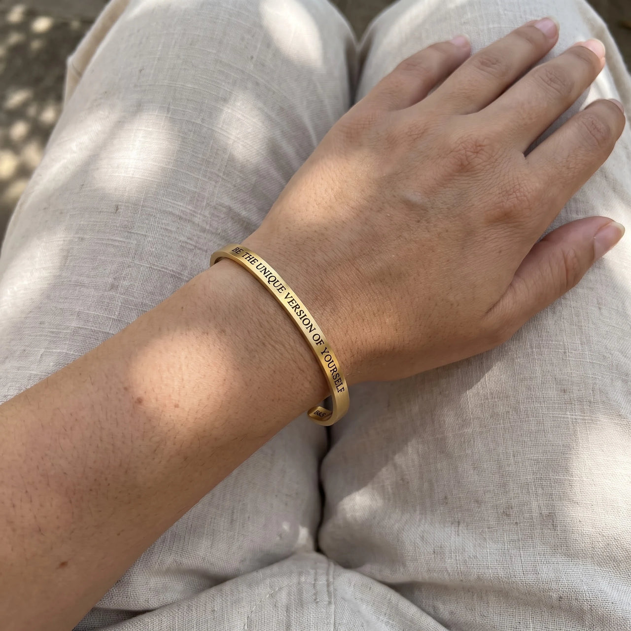 Bracelet message — photo portée, taille réelle, or | SKU: btuvoy-g