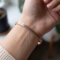 Thumbnail for Bracelet jonc — gros plan sur les détails, or rose | SKU: btuvoy-rg