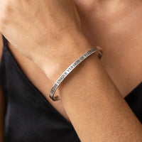 Thumbnail for Bracelet citation — gros plan sur les détails, argent | SKU: btuvoy-wg