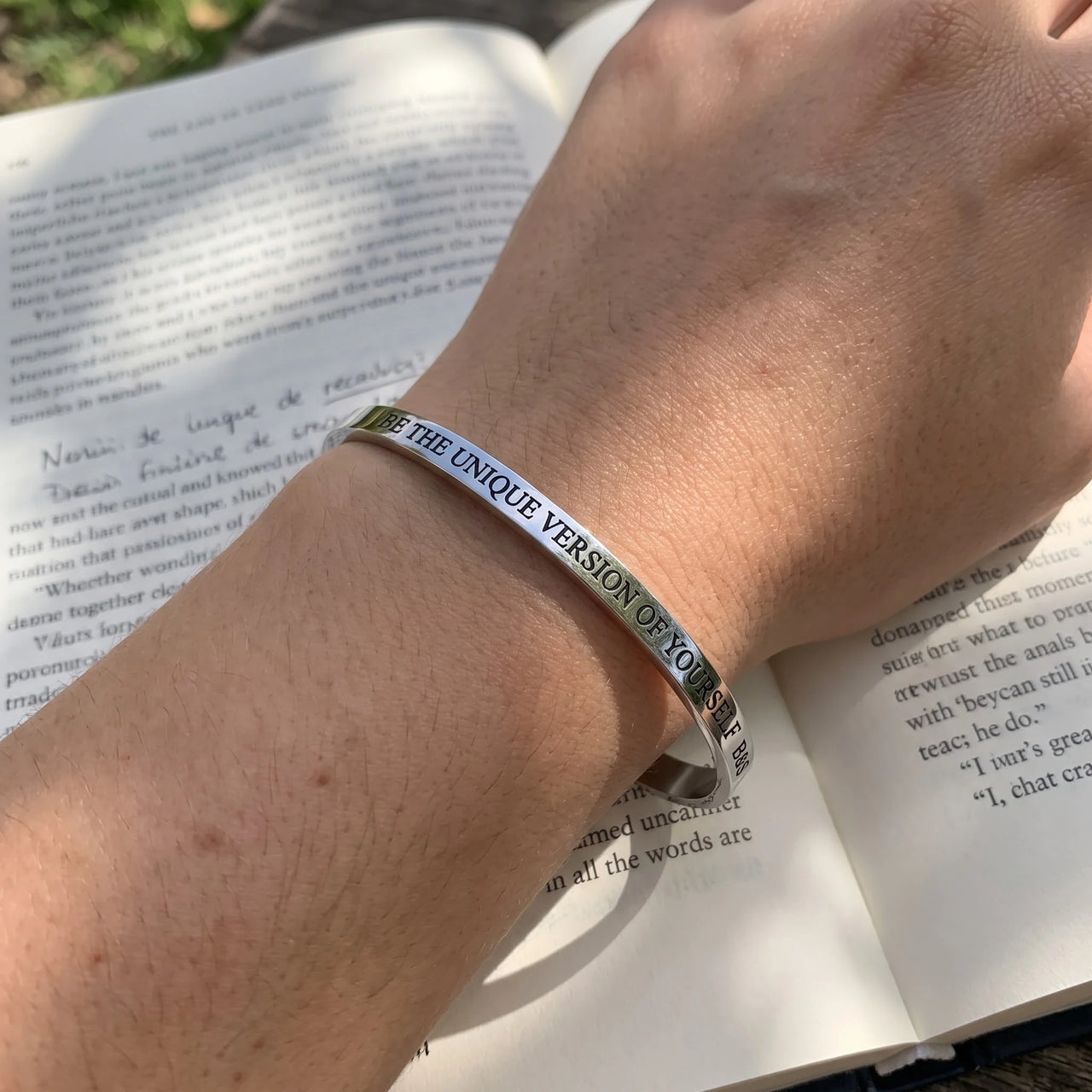 Bracelet message — photo portée, taille réelle, argent | SKU: btuvoy-wg