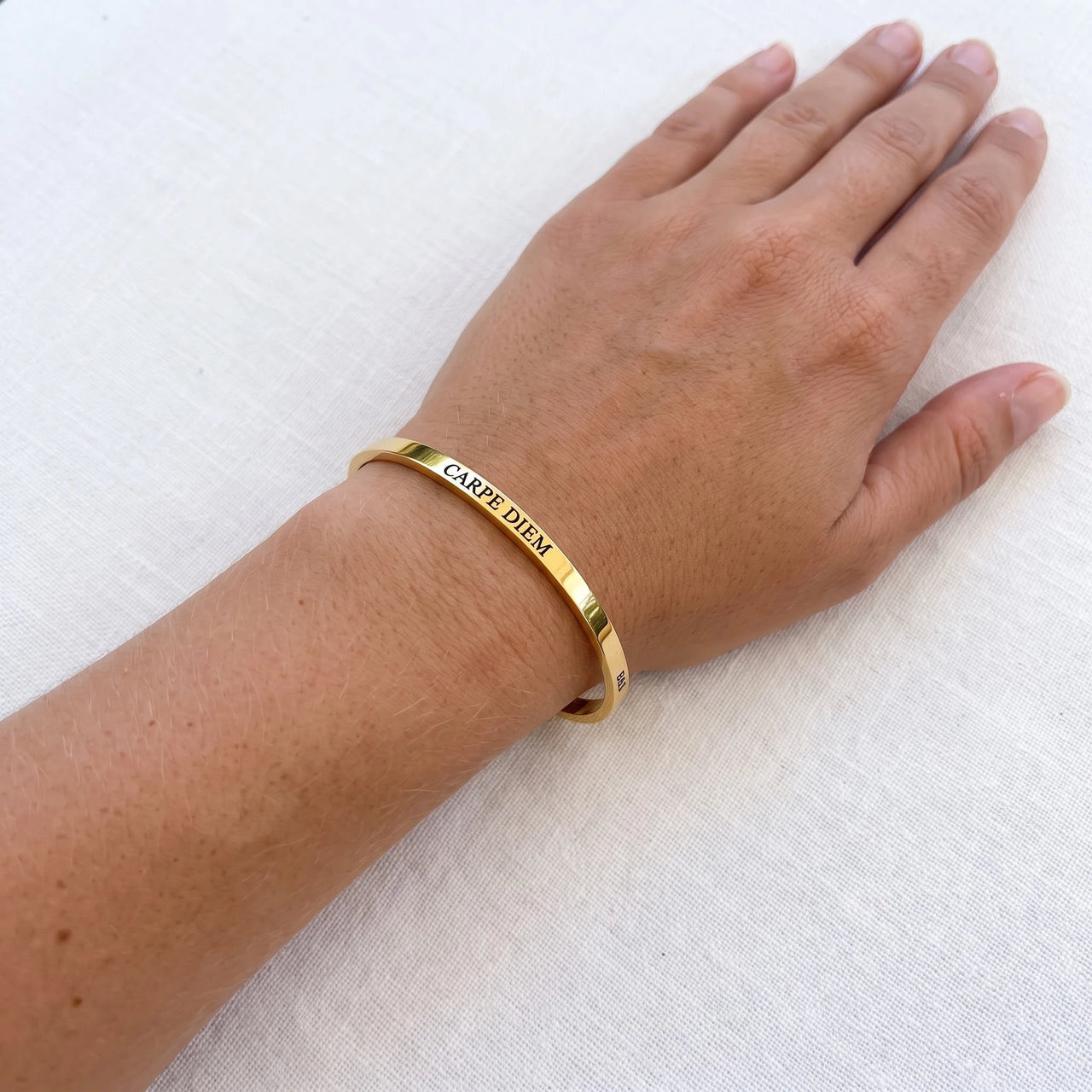 Bracelet carpe diem — photo portée, taille réelle, or | SKU: cp-g