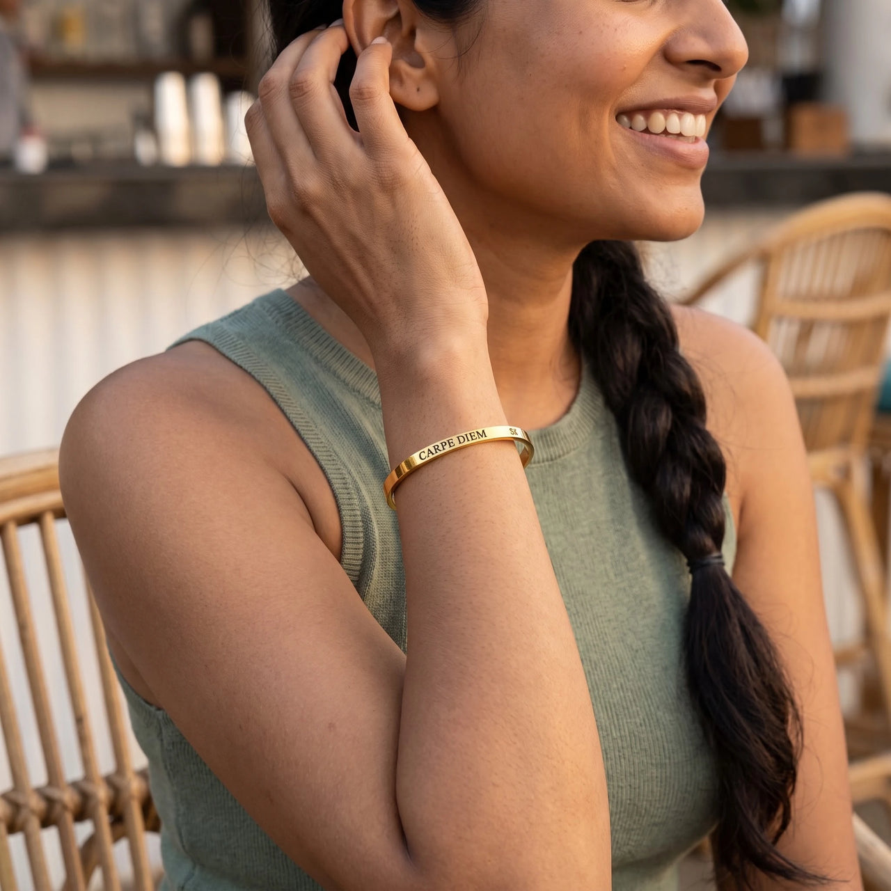 Bracelet carpe diem — photo portée, geste du quotidien, or | SKU: cp-g