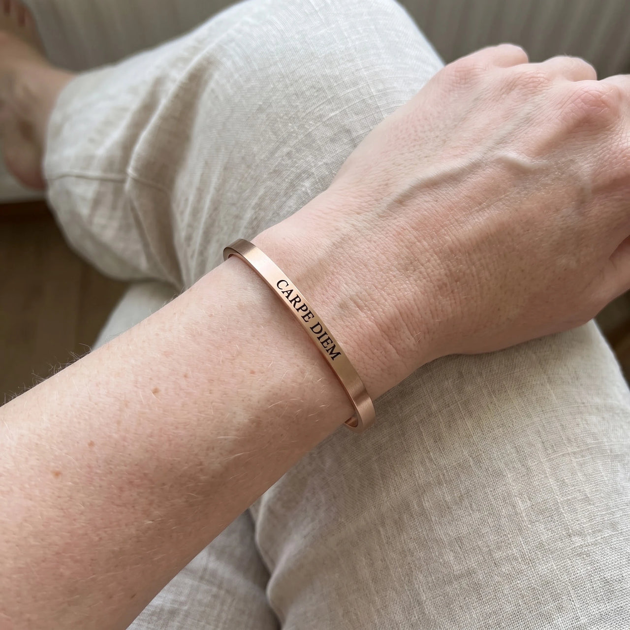 Bracelet gravé — photo portée, taille réelle, or rose | SKU: cp-rg