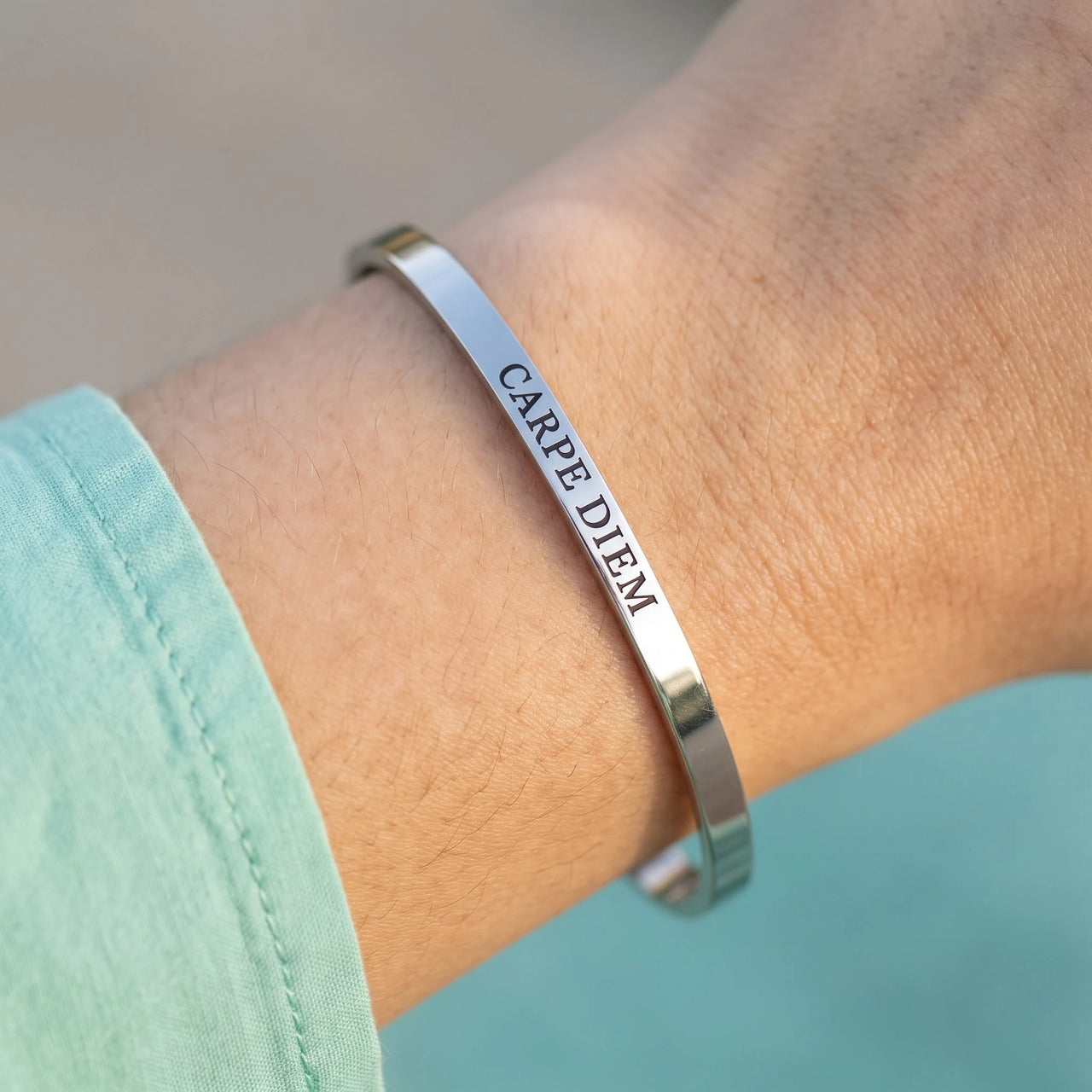 Bracelet carpe diem — gros plan sur les détails, argent | SKU: cp-wg