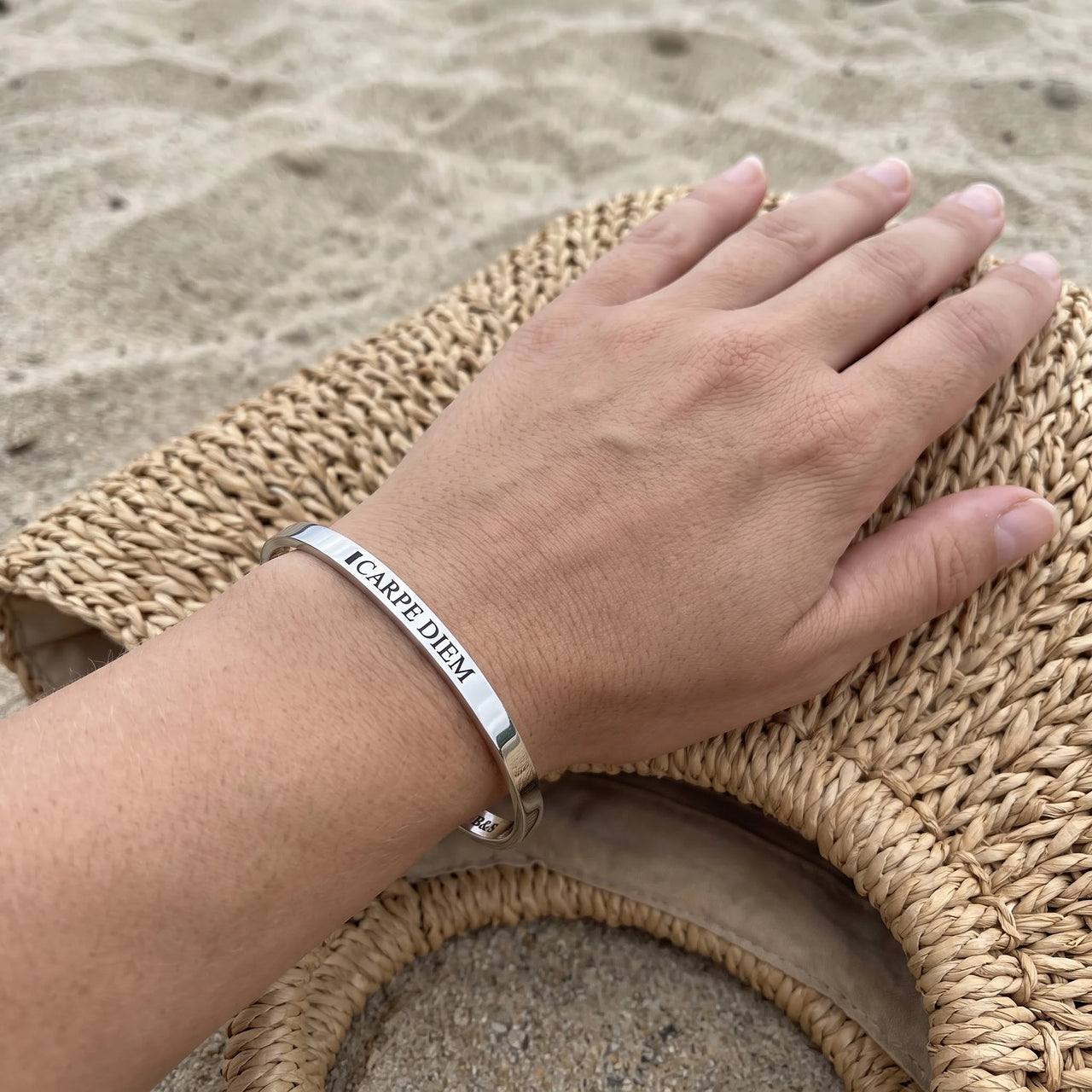 Bracelet jonc — photo portée, taille réelle, argent | SKU: cp-wg