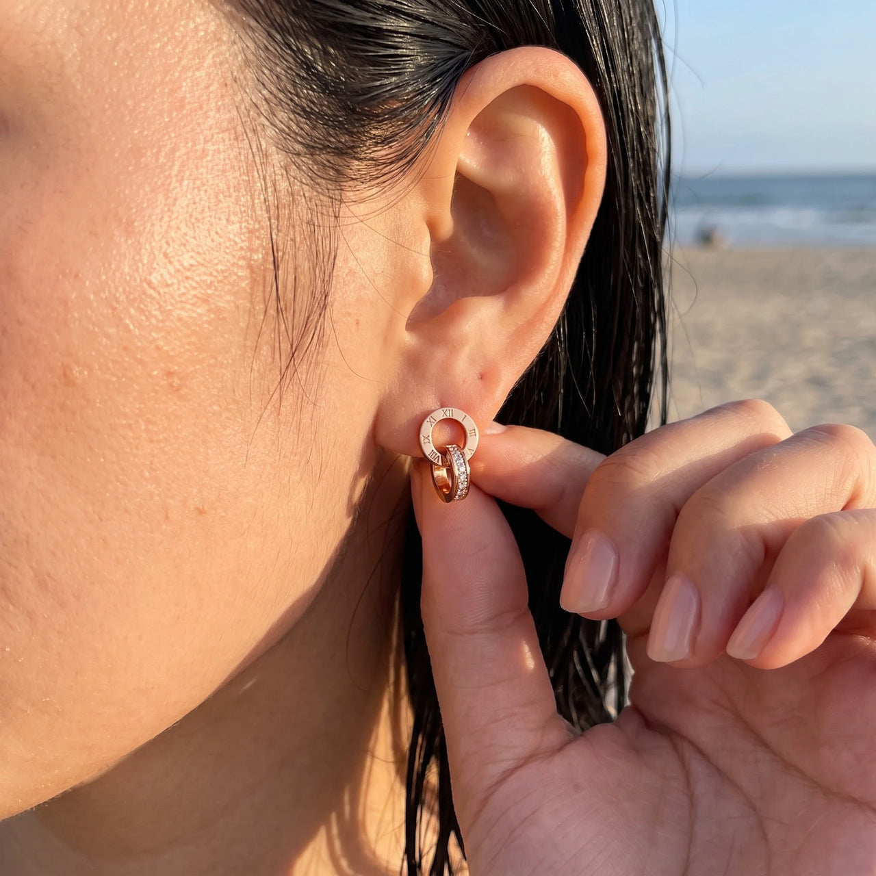 Boucles d'oreilles anneaux entrelacés — photo portée, taille réelle, or rose | SKU: 11137578-rose-gold
