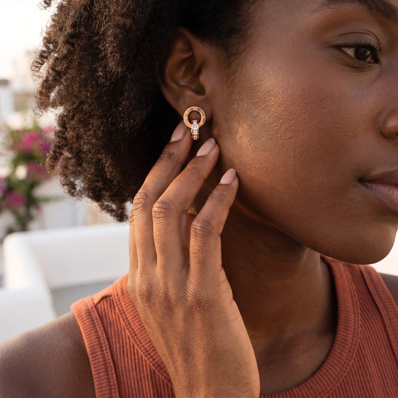 Petites créoles — photo portée, geste du quotidien, or rose | SKU: 11137578-rose-gold