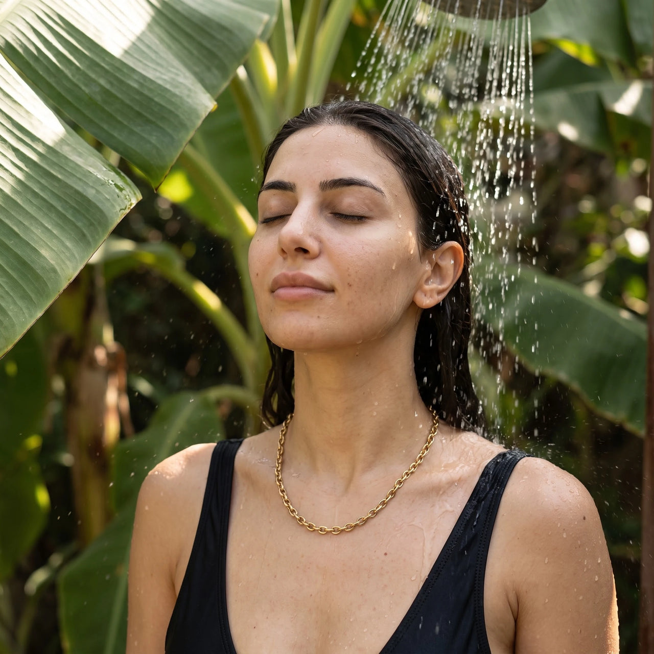 Collier grosse maille — photo portée sous la douche, waterproof, or | SKU: lachaine