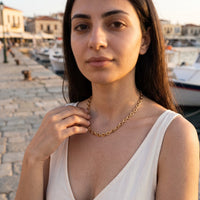 Thumbnail for Collier chaîne — photo portée, geste du quotidien, or | SKU: lachaine