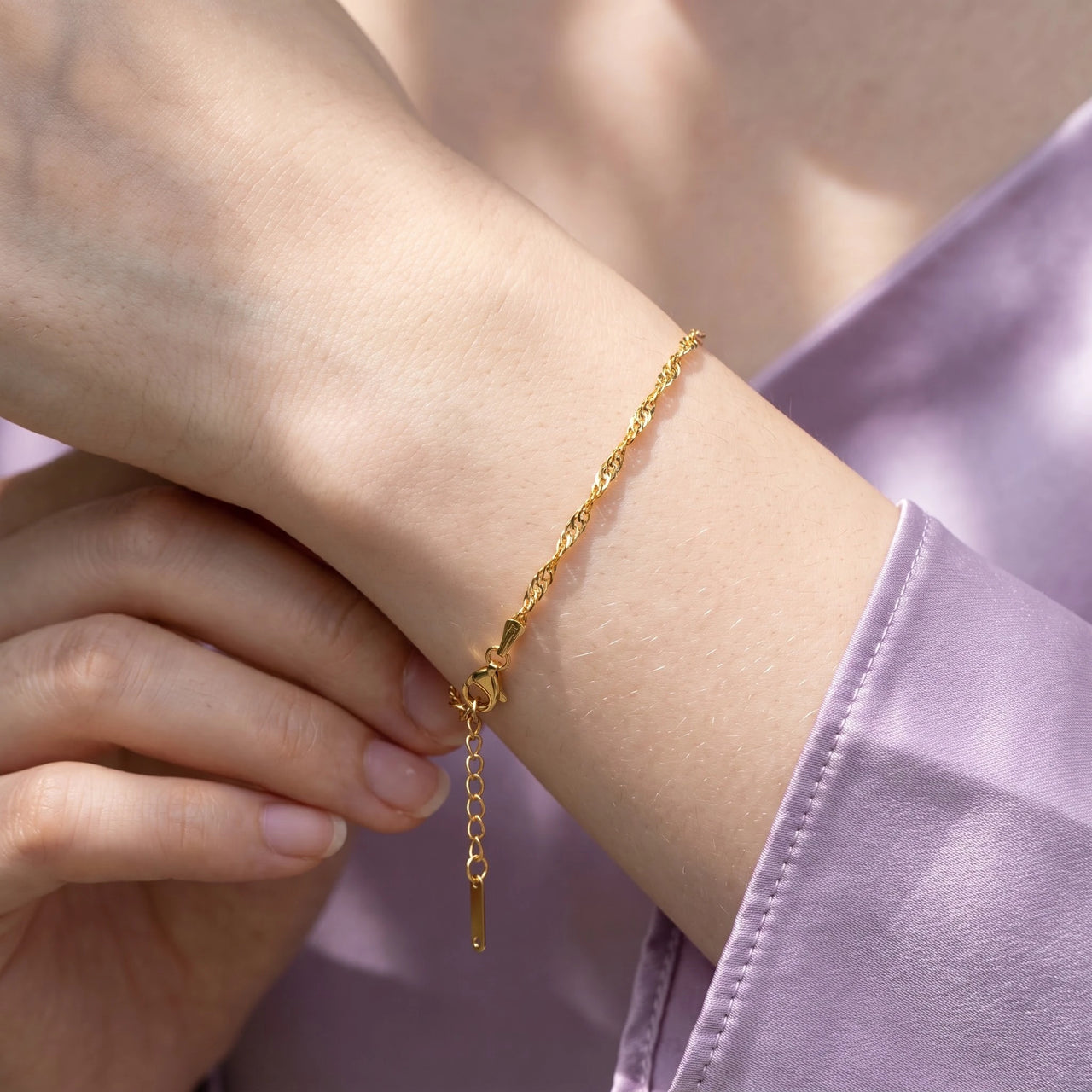 Bracelet doré — gros plan sur les détails, or | SKU: lafinesse