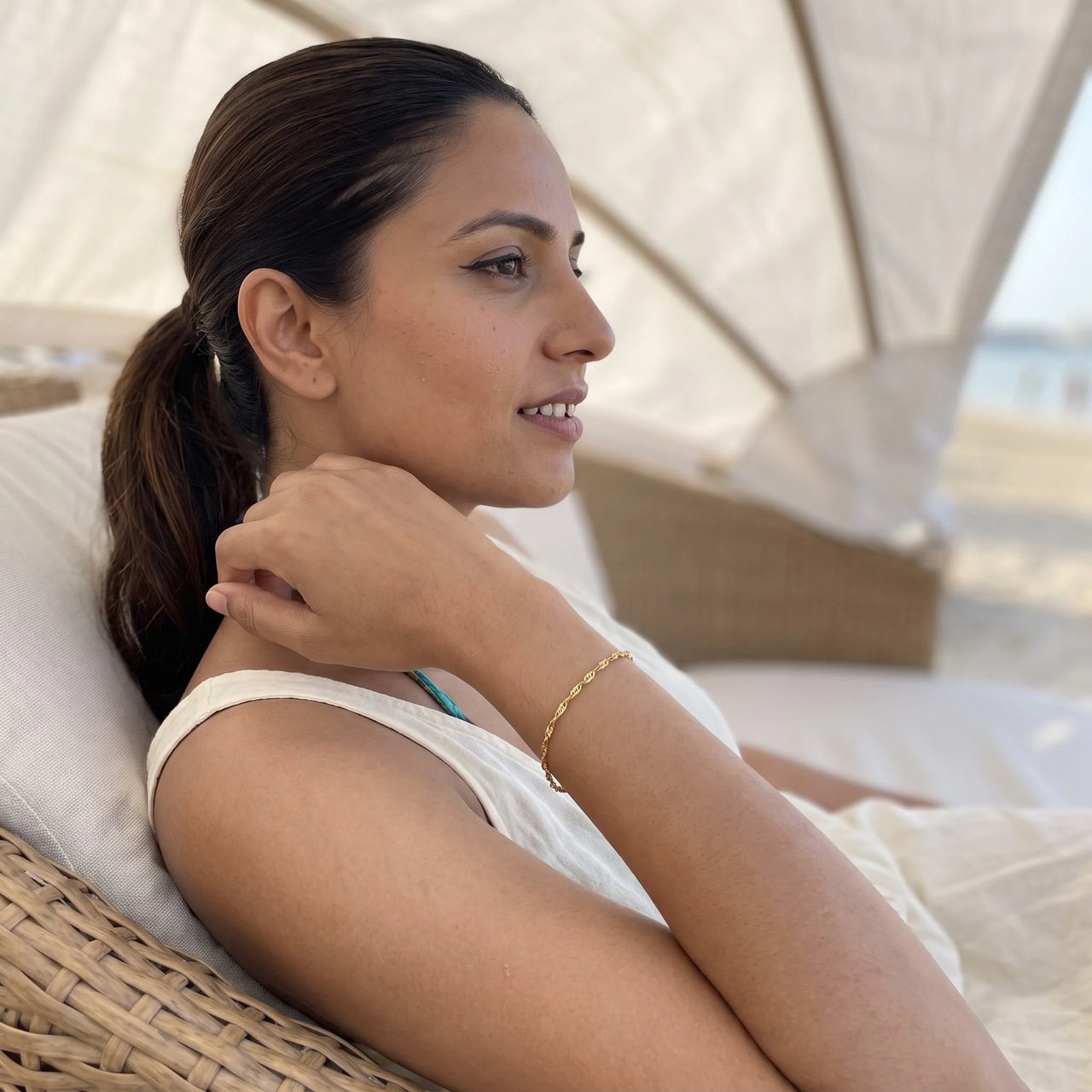 Bracelet doré femme — photo portée un jour de détente, or | SKU: lafinesse