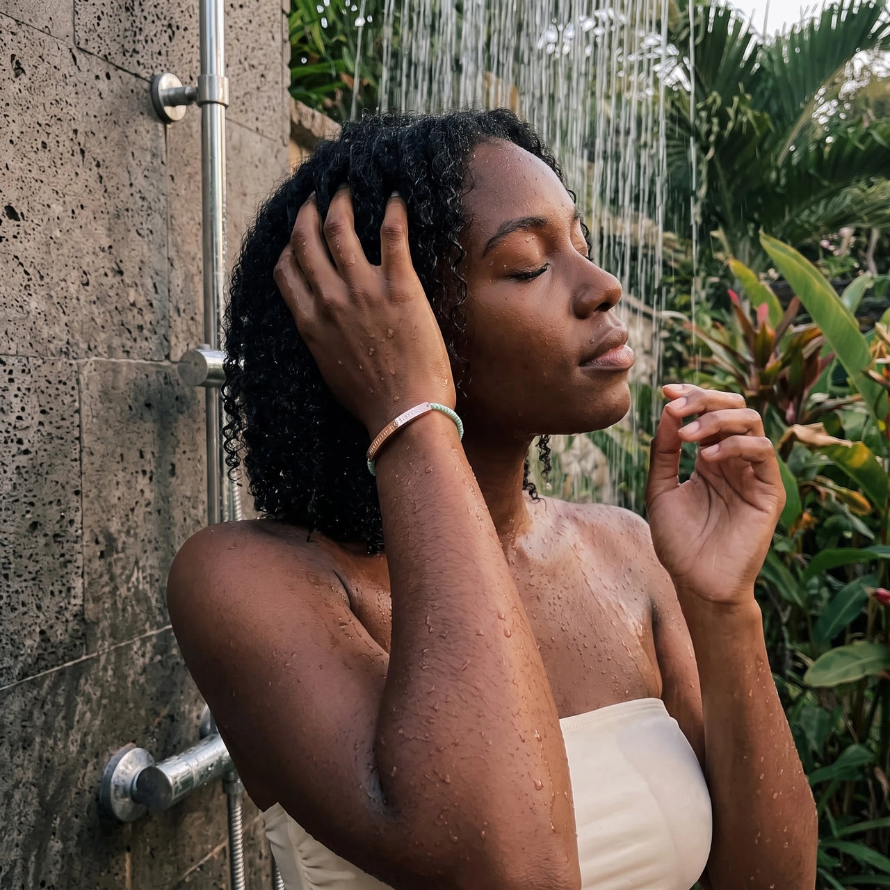Bracelet gravé — photo portée sous la douche, waterproof, or rose | SKU: lamenthe-rg