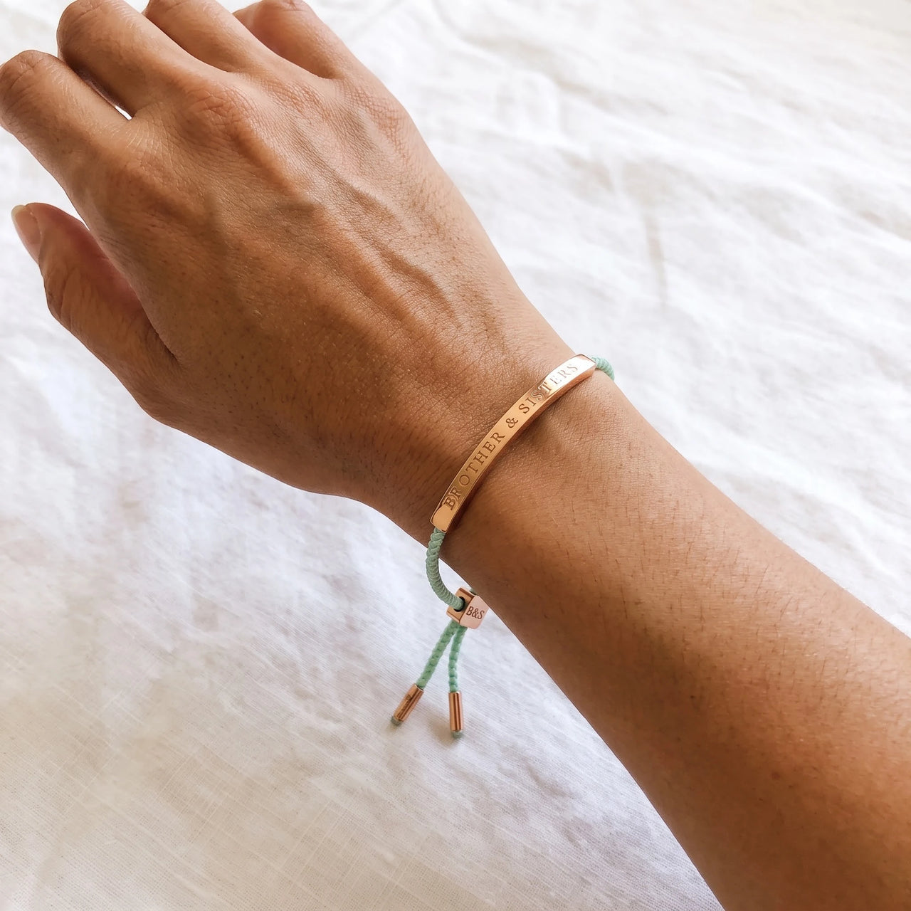 Bracelet fil — photo portée, taille réelle, or rose | SKU: lamenthe-rg