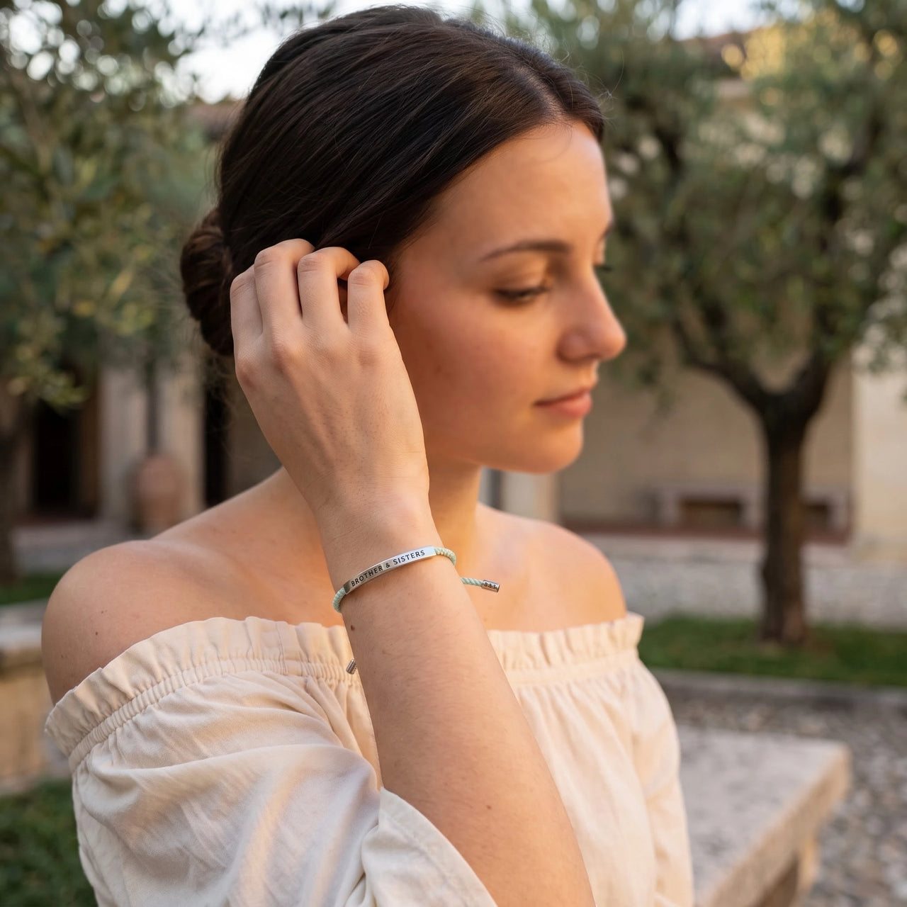 Bracelet cordon — photo portée, geste du quotidien, argent | SKU: lamenthe-wg