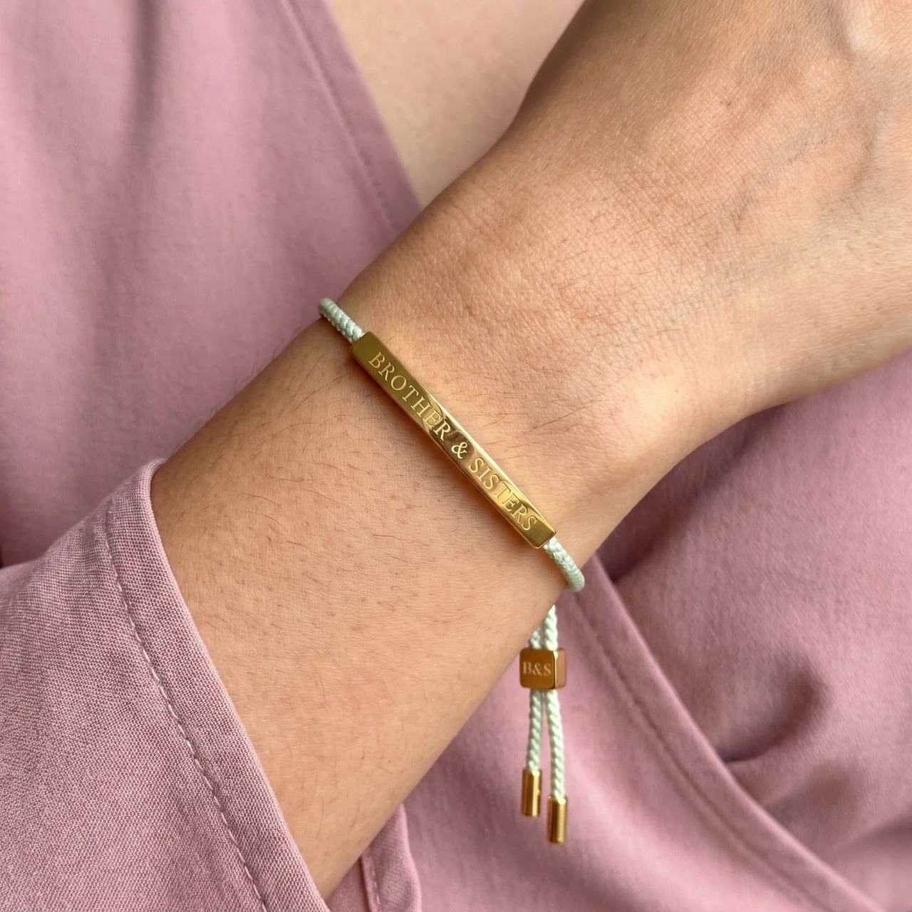 Bracelet fil — gros plan sur les détails, or | SKU: lanature-g