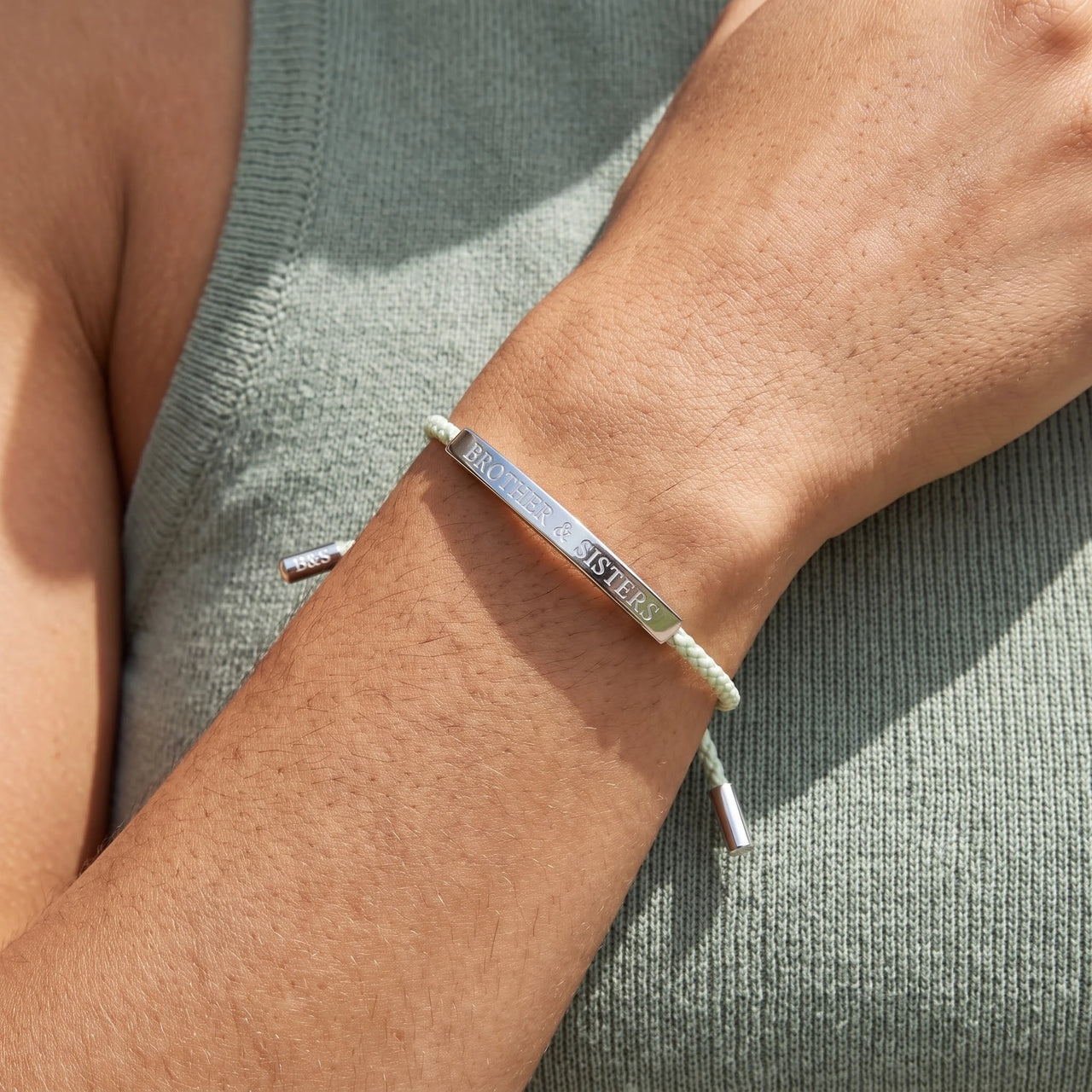 Bracelet tressé — gros plan sur les détails, argent | SKU: lanature-wg