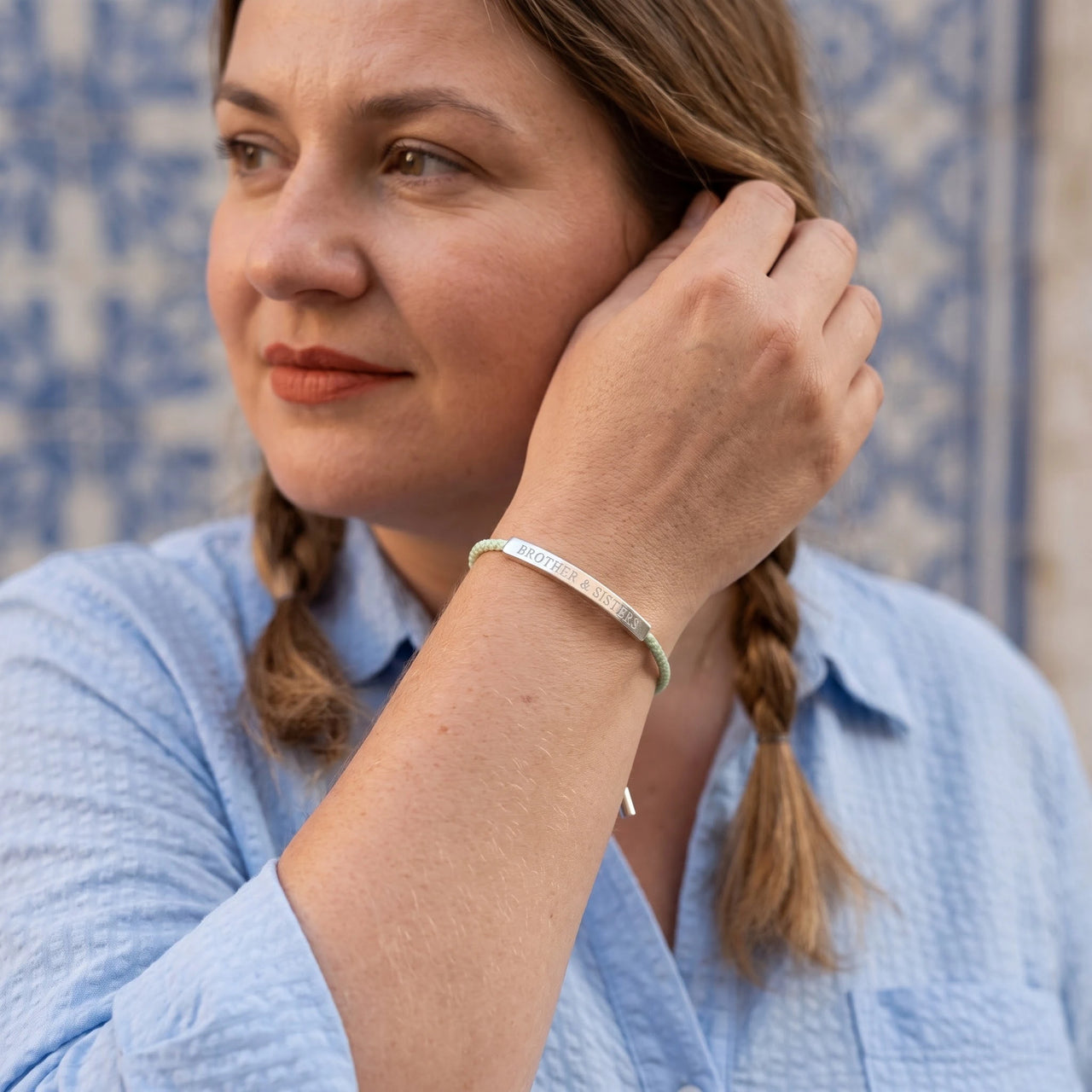 Bracelet cordon — photo portée, geste du quotidien, argent | SKU: lanature-wg