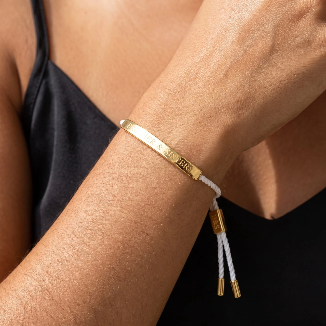 Bracelet cordon femme — gros plan sur les détails, or | SKU: laperle-g