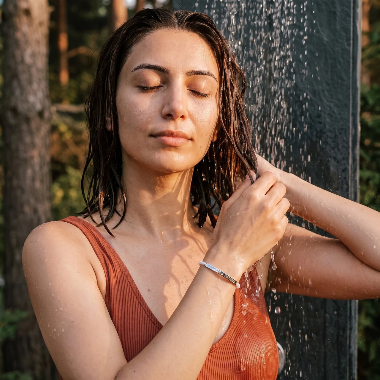 Bracelet gravé — photo portée sous la douche, waterproof, argent | SKU: laperle-wg