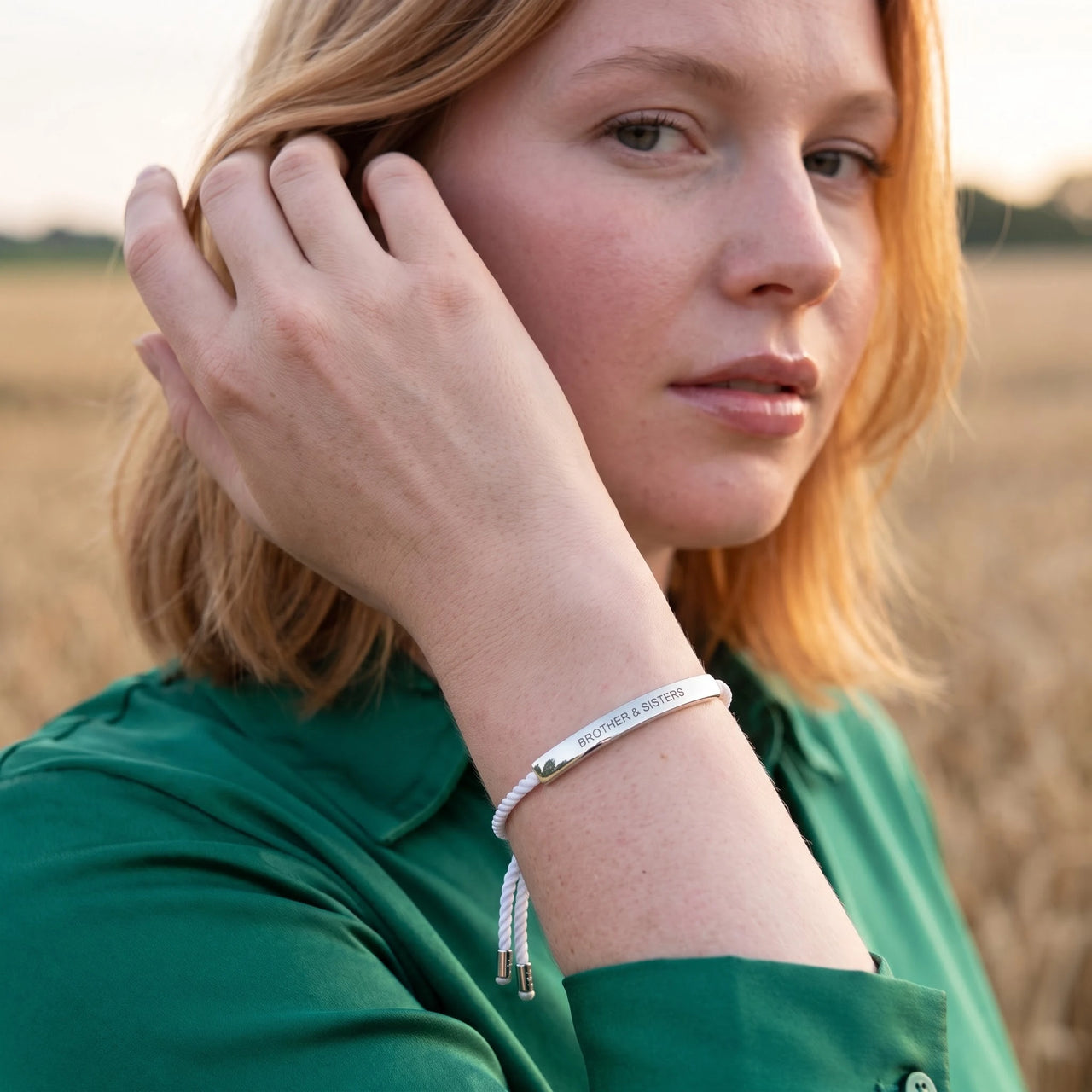 Bracelet cordon femme — photo portée, geste du quotidien, argent | SKU: laperle-wg