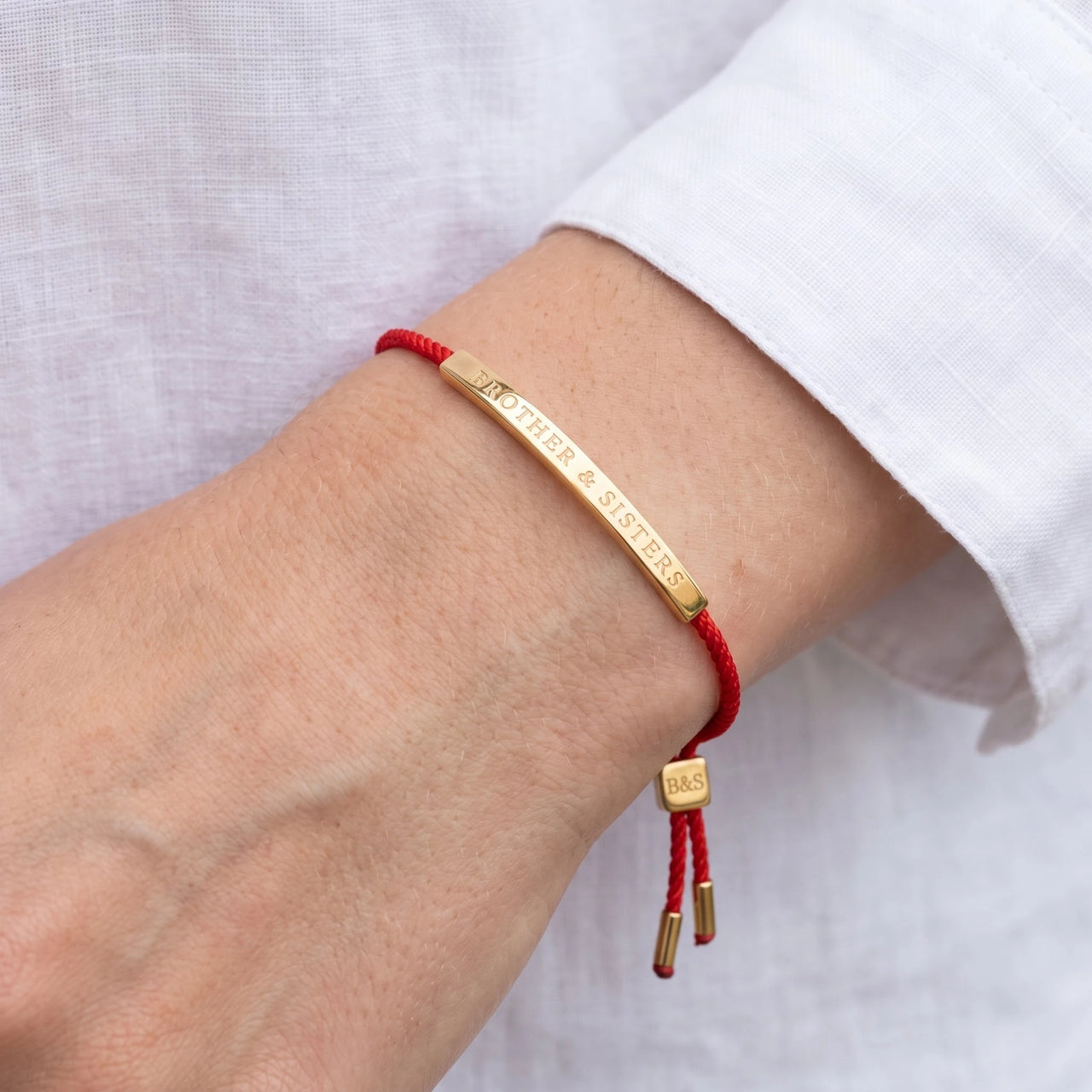 Bracelet rouge — gros plan sur les détails, or | SKU: lamour-g