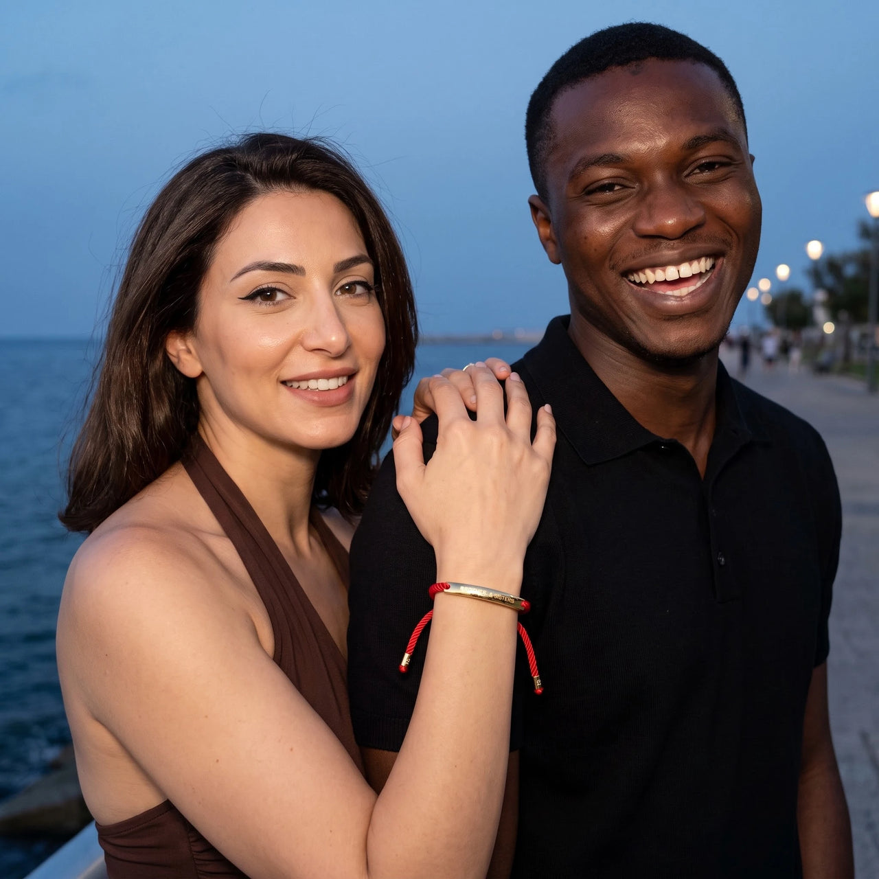 Bracelet fil rouge — photo en couple, or | SKU: lamour-g