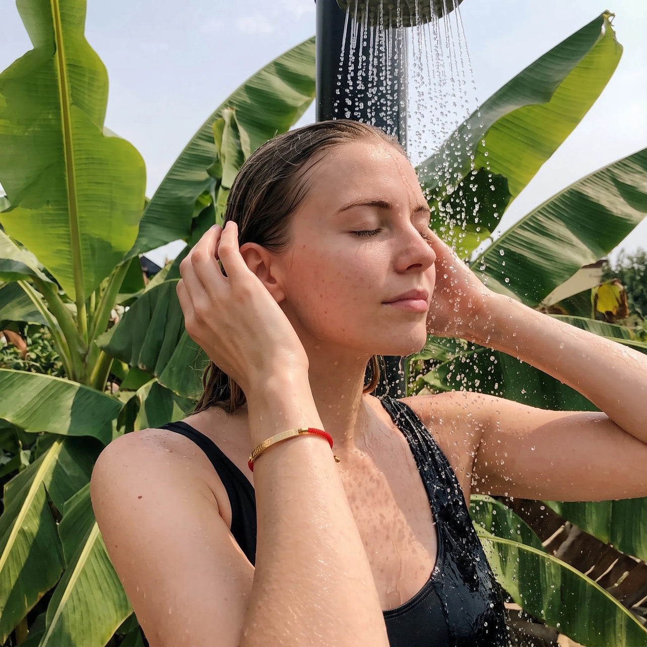 Bracelet fil rouge — photo portée sous la douche, waterproof, or | SKU: lamour-g