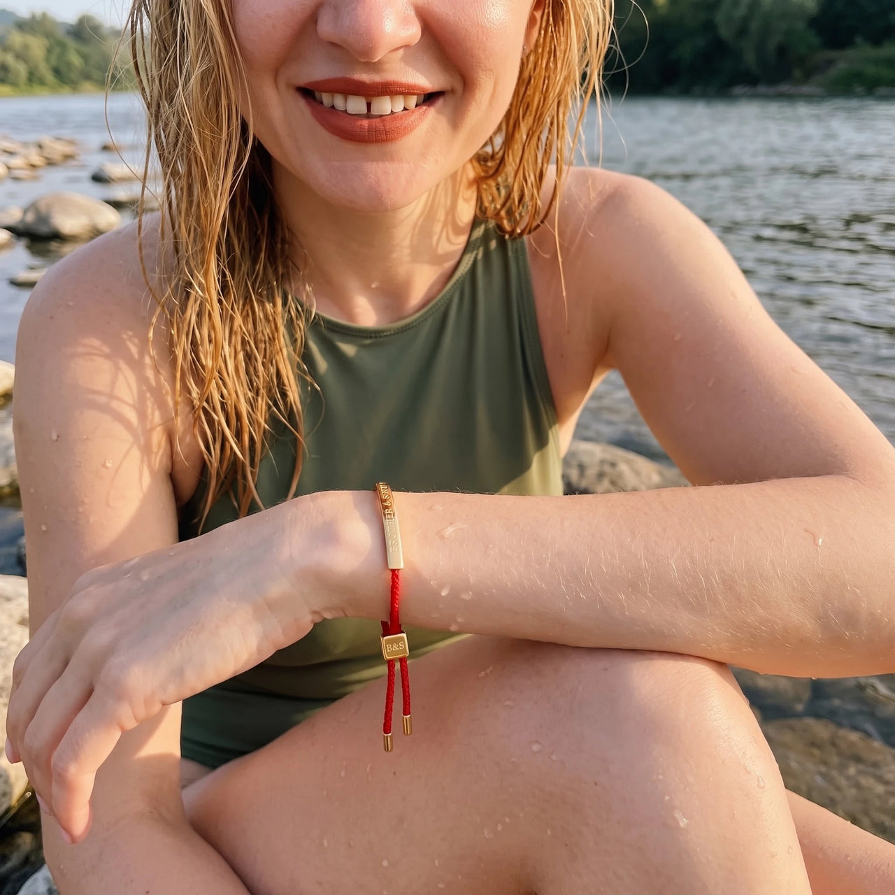 Bracelet fil rouge — photo portée dans l'eau, waterproof, or | SKU: lamour-g