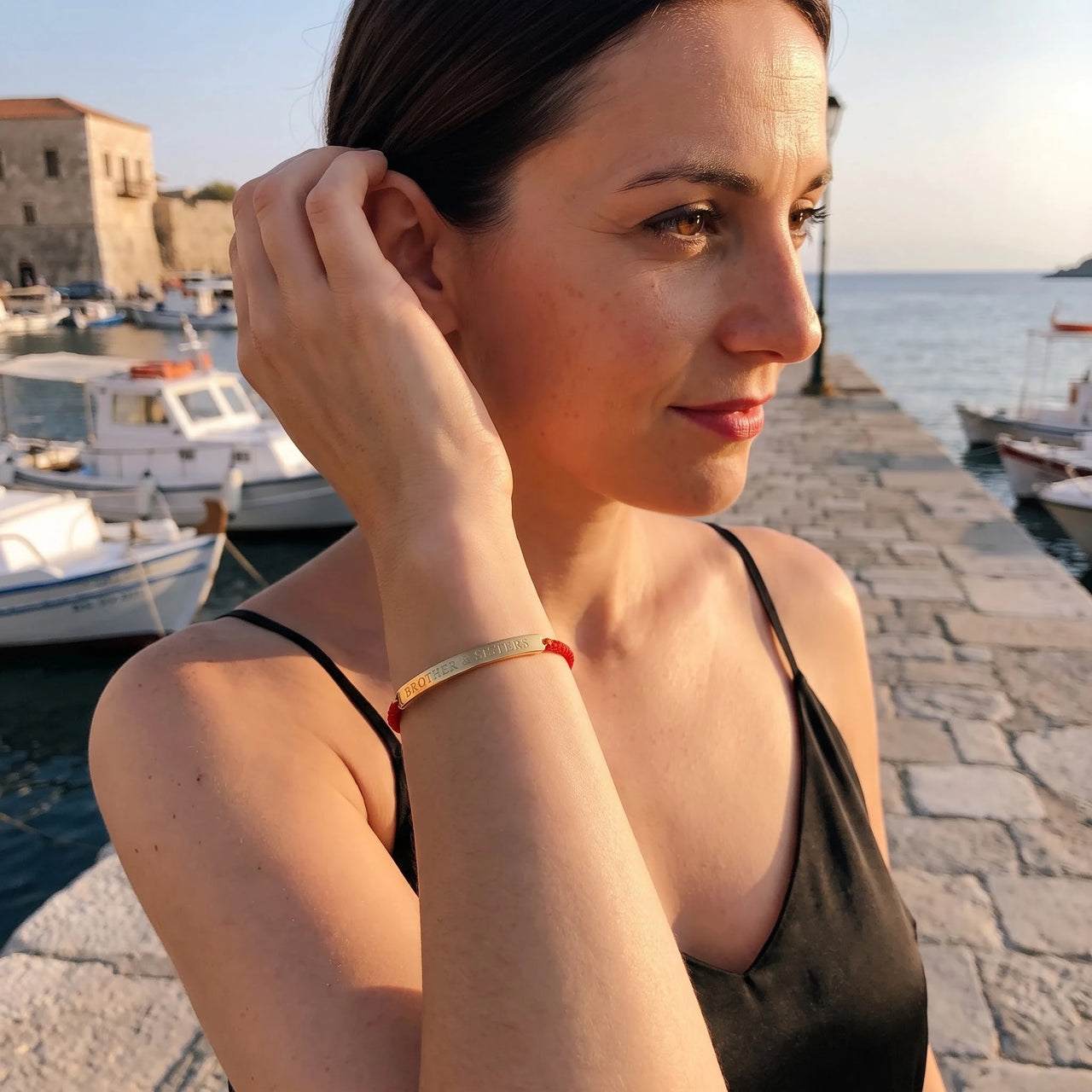 Bracelet fil rouge — photo portée, geste du quotidien, or | SKU: lamour-g