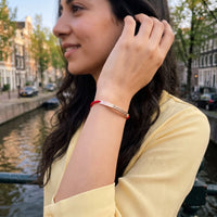 Thumbnail for Bracelet cordon rouge — photo portée, geste du quotidien, or rose | SKU: lamour-rg