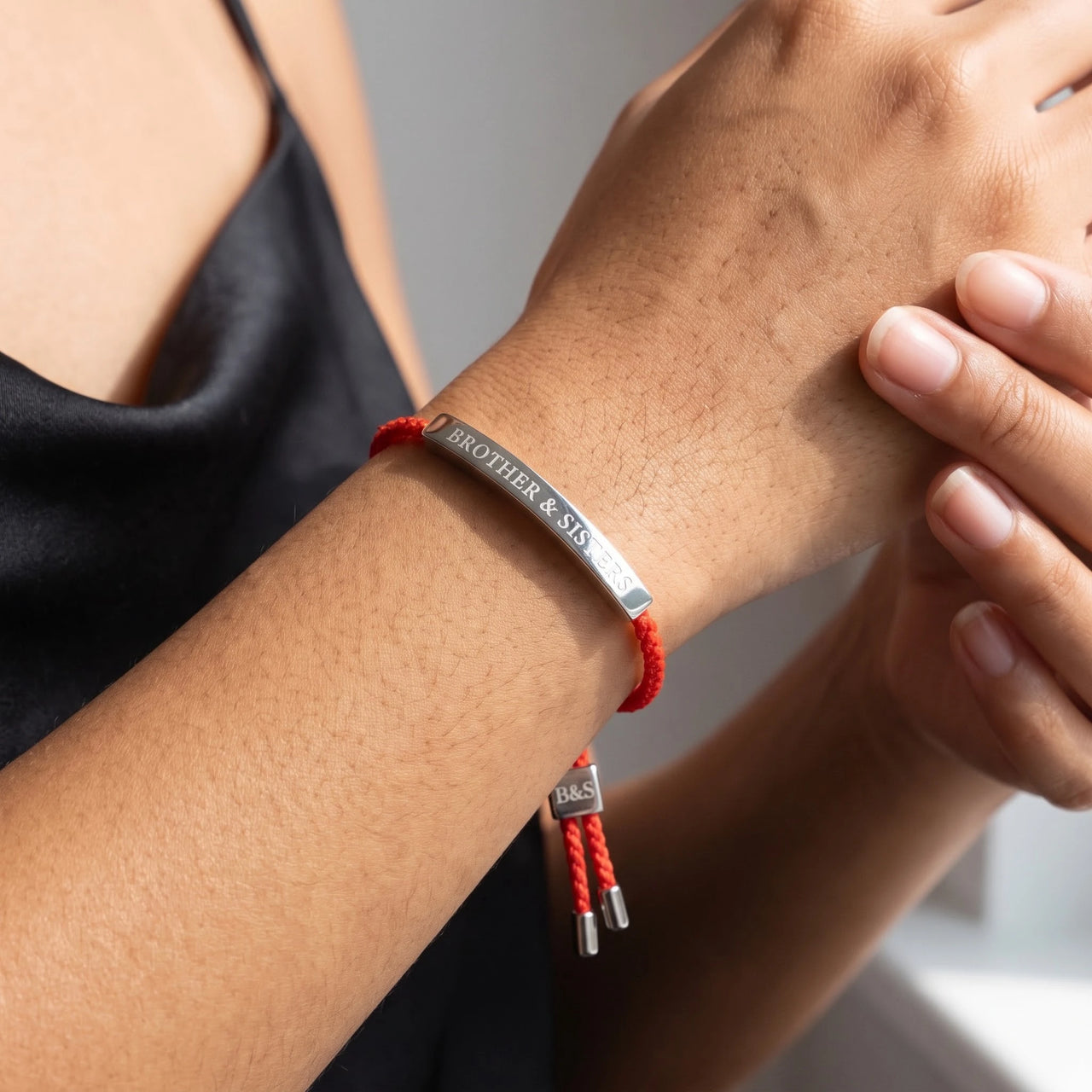 Bracelet fil rouge — gros plan sur les détails, argent | SKU: lamour-wg