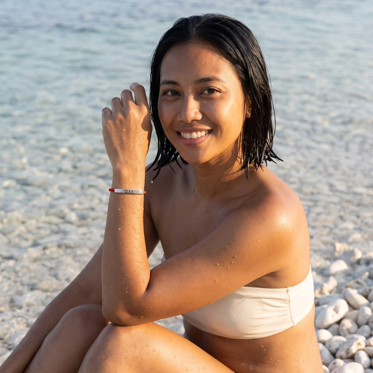 Bracelet rouge — photo portée dans l'eau, waterproof, argent | SKU: lamour-wg
