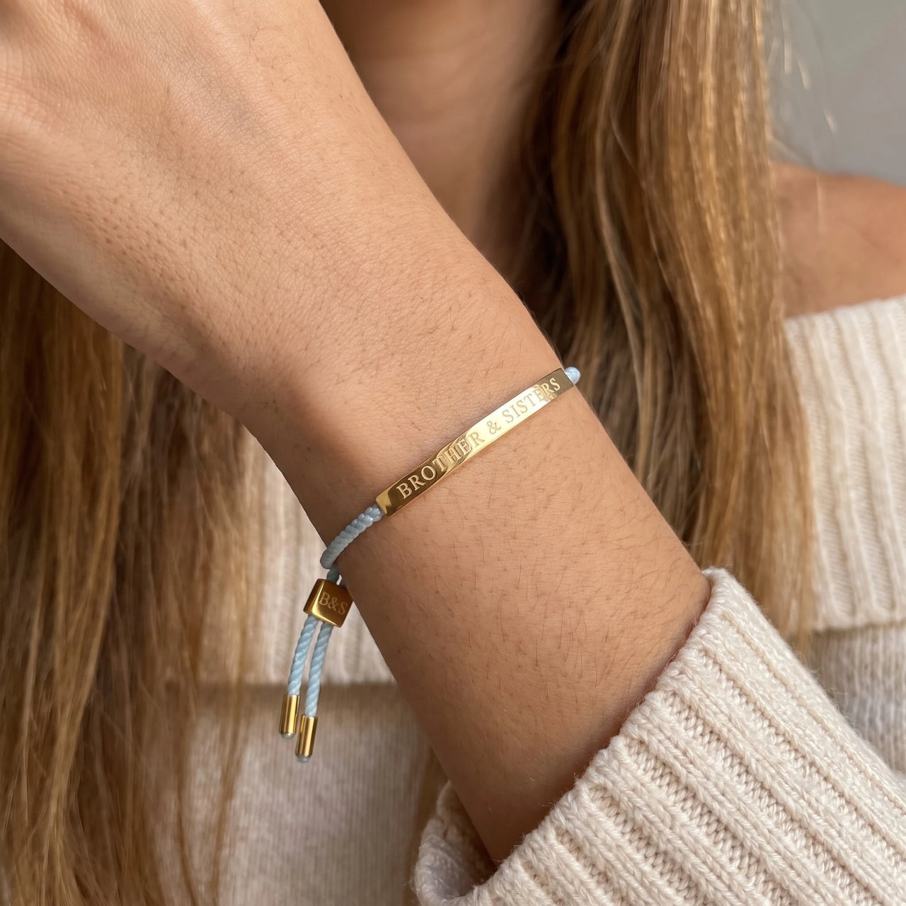 Bracelet fil — gros plan sur les détails, or | SKU: leciel-g