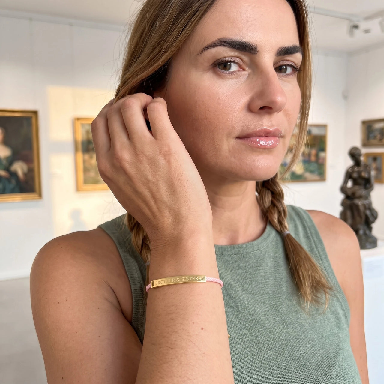 Bracelet amitié — photo portée, geste du quotidien, or | SKU: lecorail-g