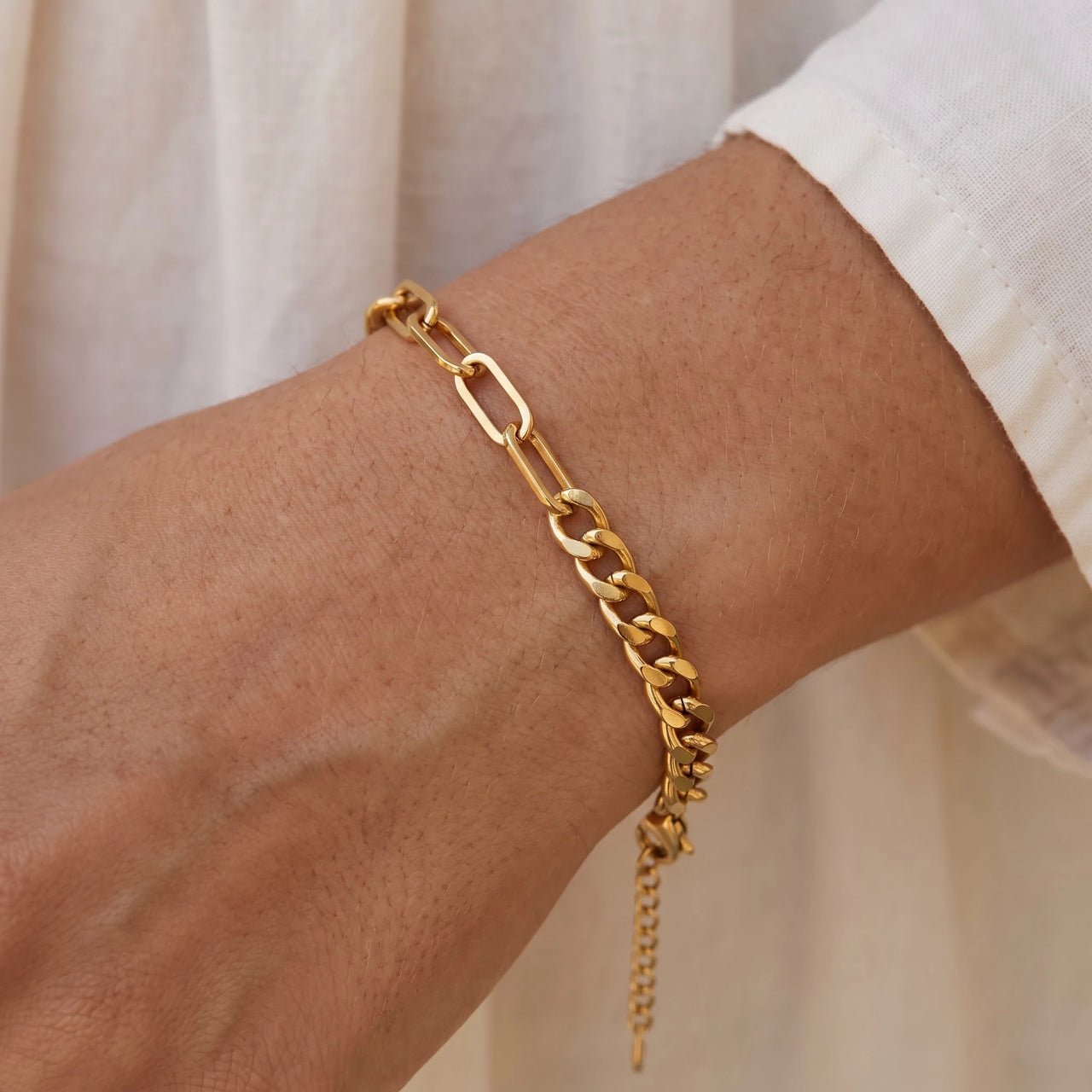 Bracelet maille trombone — gros plan sur les détails, or | SKU: ledouble
