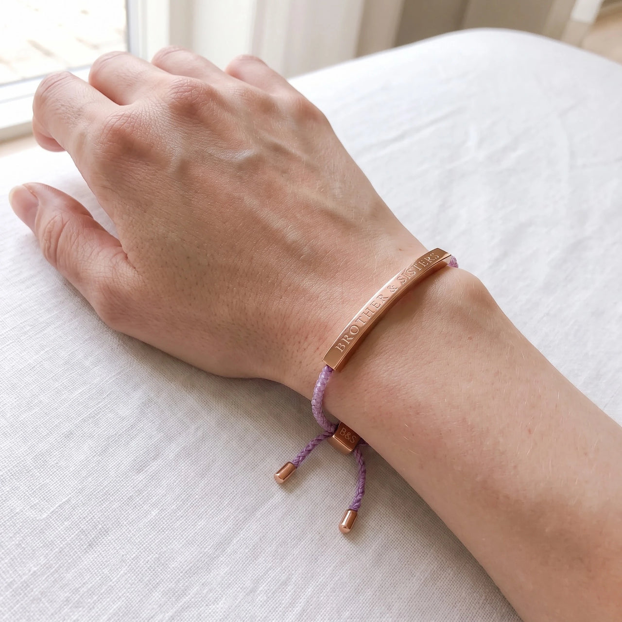 Bracelet violet — photo portée, taille réelle, or rose | SKU: lemauve-rg
